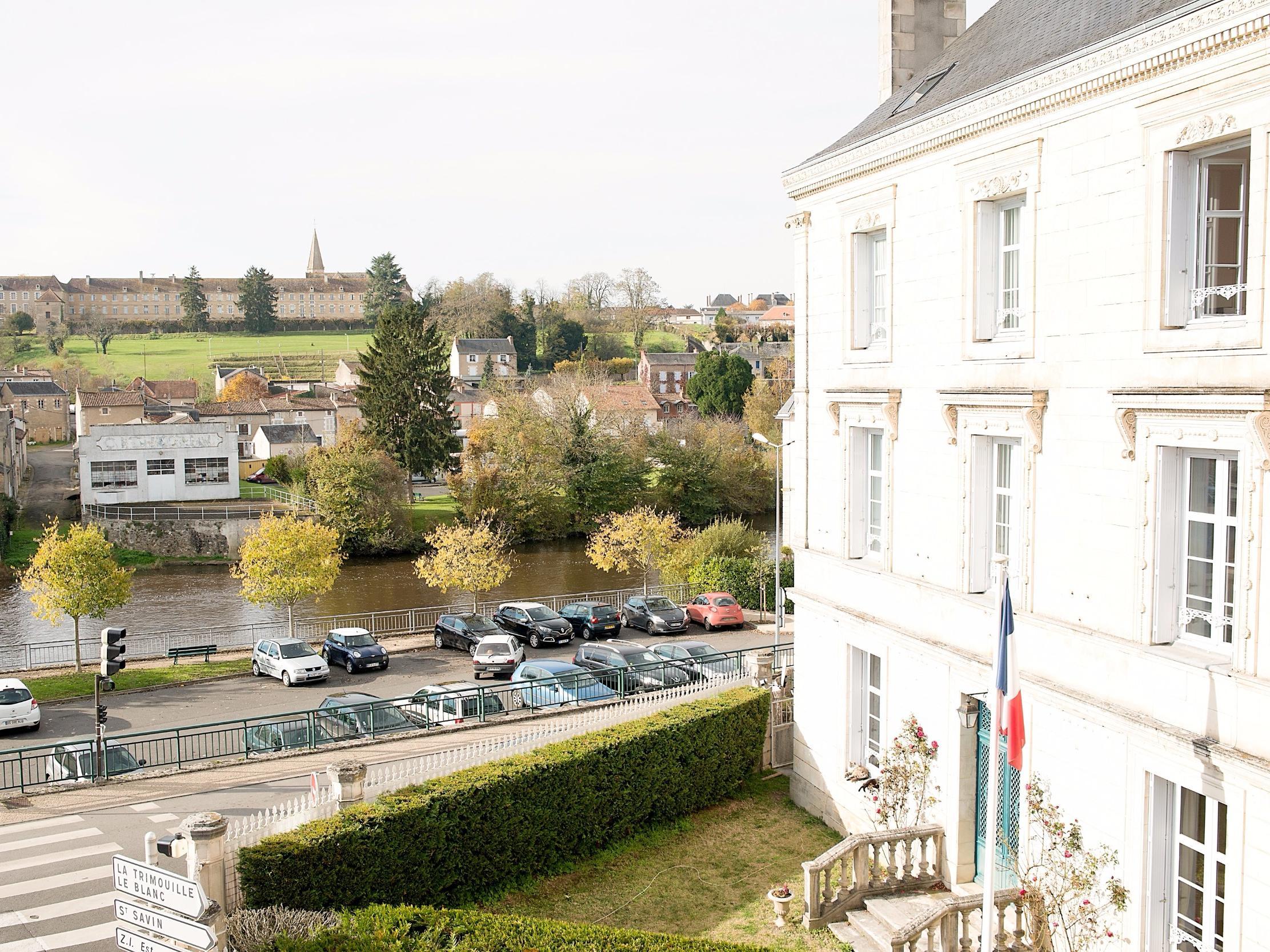 Logis Hotel De France Restaurant Le Lucullus Montmorillon Exterior foto